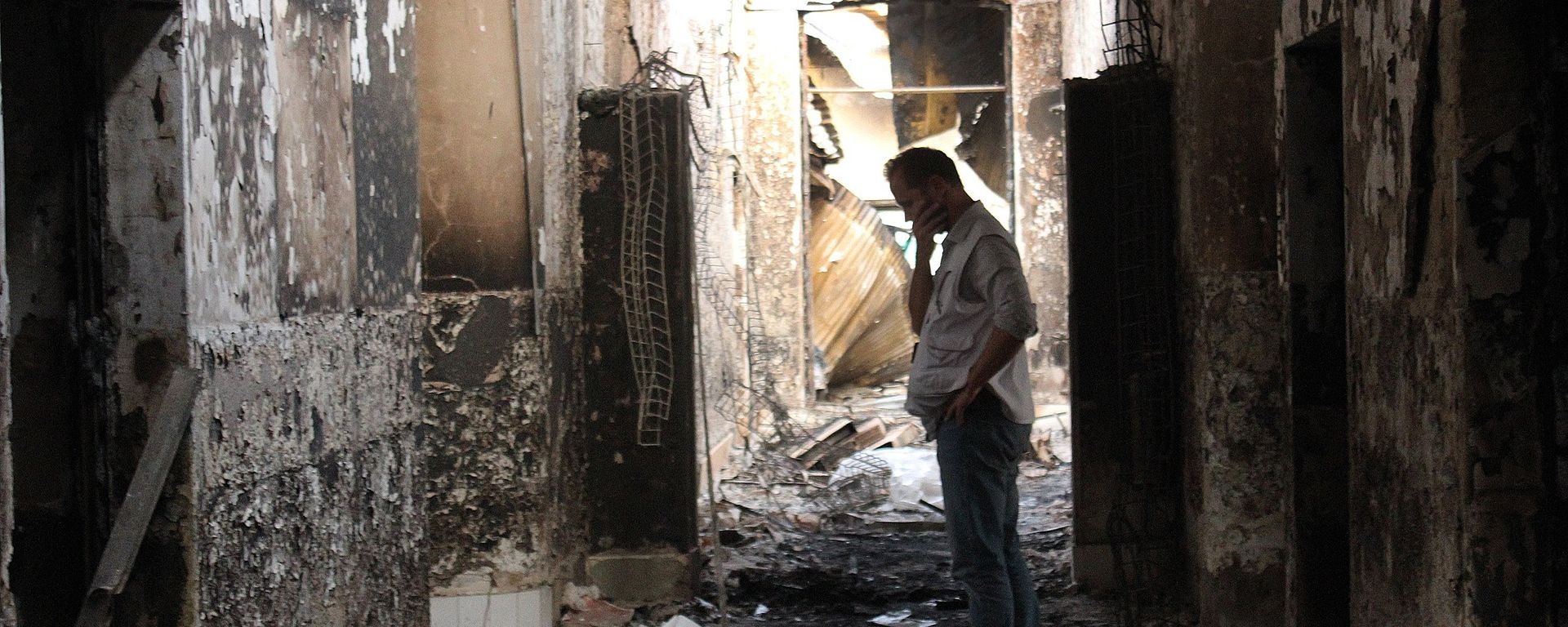 In this Friday, Oct. 16, 2015 photo, an employee of Doctors Without Borders walks inside the charred remains of their hospital after it was hit by a U.S. airstrike in Kunduz, Afghanistan In this Friday, Oct. 16, 2015 photo, an employee of Doctors Without Borders walks inside the charred remains of their hospital after it was hit by a U.S. airstrike in Kunduz, Afghanistan - Sputnik International, 1920, 16.08.2021