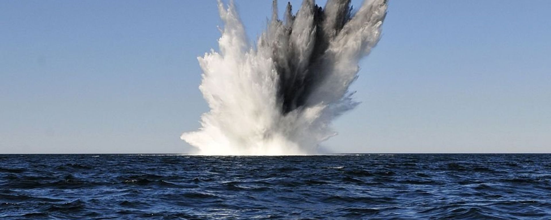 Explosion of mine in the sea  - Sputnik International, 1920, 14.07.2023