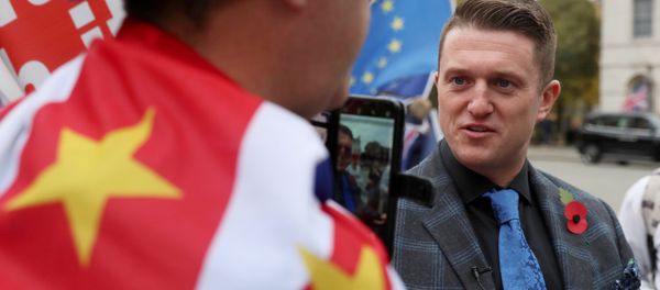 Tommy Robinson speaks to an anti-Brexit demonstrator outside the Houses of Parliament in London, Britain, November 6, 2018 Tommy Robinson speaks to an anti-Brexit demonstrator outside the Houses of Parliament in London, Britain, November 6, 2018 - Sputnik International