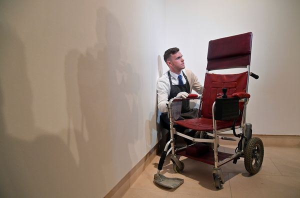 Fine-art handler Tom Richardson poses with a motorised wheelchair belonging to British theoretical physicist Stephen Hawking ahead of an auction of items from Hawkings' personal estate at Christie's in London, Britain October 30, 2018.  - Sputnik International
