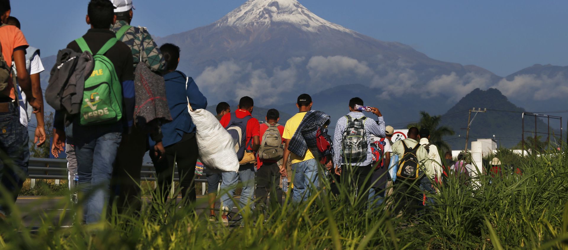 Central American migrants begin their morning trek as part of a thousands-strong caravan hoping to reach the U.S. border, as they face the Pico de Orizaba volcano upon departure from Cordoba, Veracruz state, Mexico, Monday, Nov. 5, 2018. A big group of Central Americans pushed on toward Mexico City from a coastal state Monday, planning to exit a part of the country that has long been treacherous for migrants seeking to get to the United States. Central American migrants begin their morning trek as part of a thousands-strong caravan hoping to reach the U.S. border, as they face the Pico de Orizaba volcano upon departure from Cordoba, Veracruz state, Mexico, Monday, Nov. 5, 2018. A big group of Central Americans pushed on toward Mexico City from a coastal state Monday, planning to exit a part of the country that has long been treacherous for migrants seeking to get to the United States. - Sputnik International, 1920, 24.02.2021