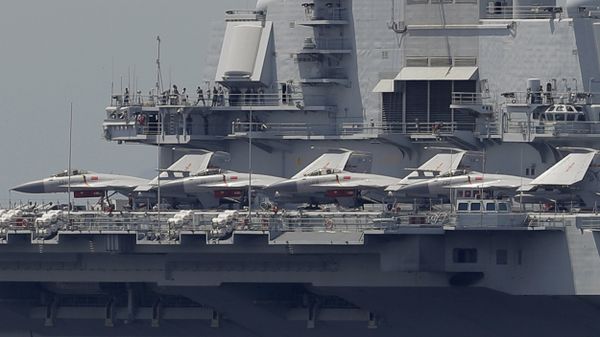 The Liaoning, China's first aircraft carrier, departs Hong Kong - Sputnik International