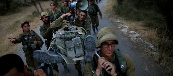 Israeli soldiers of the Search and Rescue brigade carry their comrade on a stretcher during a training session in Ben Shemen forest, near the city of Modi'in May 23, 2016 - Sputnik International