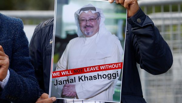 Activista con la foto del periodista desaparecido, Jamal Khashoggi - Sputnik International