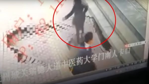 Woman disappears into sidewalk sinkhole, rescued by local cops - Sputnik International