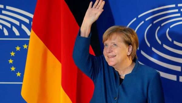 German Chancellor Angela Merkel waves as she arrives to address the European Parliament in Strasbourg, France, November 13, 2018 - Sputnik International