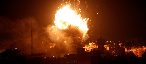 An explosion is seen during an Israeli air strike on Hamas's television station, in Gaza City November 12, 2018. - Sputnik International