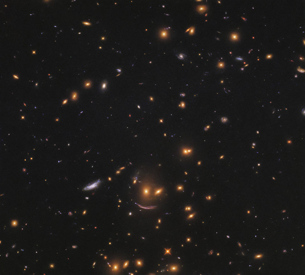 Hubble Space Telescope captures galaxy cluster that resembles a smiley face - Sputnik International