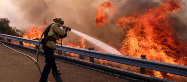 A firefighter battles a fire along the Ronald Reagan Freeway, aka state Highway 118, in Simi Valley, Calif., Monday, Nov. 12, 2018 - Sputnik International
