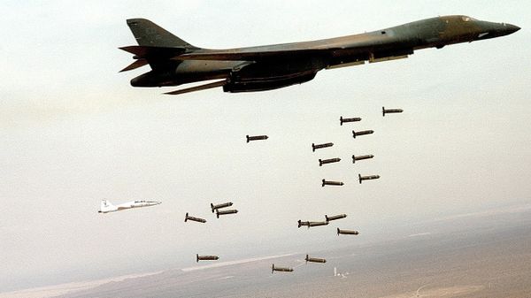 US B1 bomber dropping cluster bombs. - Sputnik International