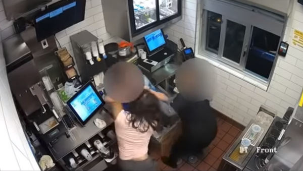 Customer attacks McDonald's manager after being given an insufficient amount of ketchup packets - Sputnik International
