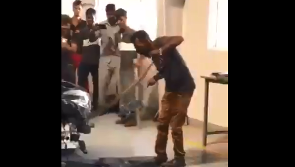 A six-foot-long spectacled cobra is removed from the front of a BMW in Tamil Nadu - Sputnik International