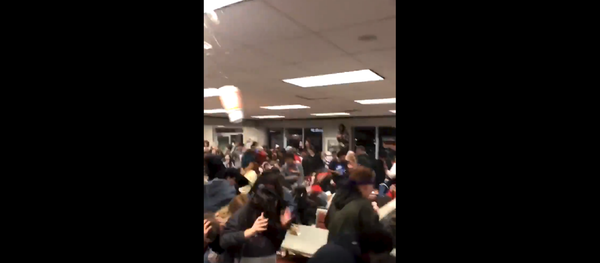 US high school students set off food fight following football game - Sputnik International