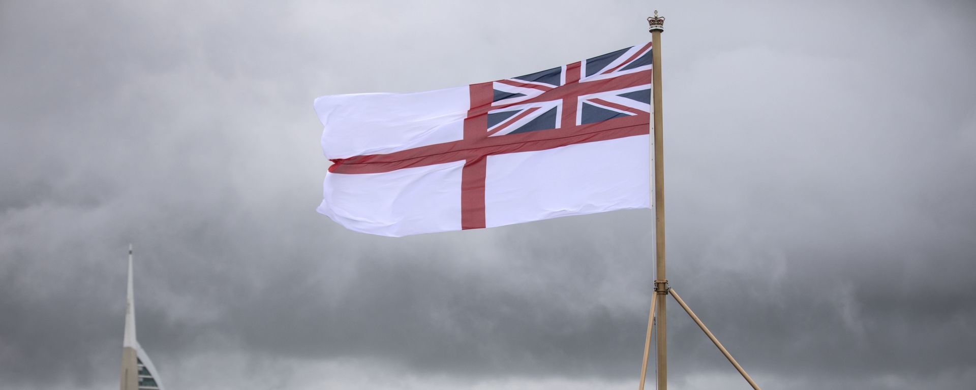 A naval officer looks up at the white ensign flying at the stern of the aircraft carrier HMS Queen Elizabeth, which has been beset with technical problems A naval officer looks up at the white ensign flying at the stern of the aircraft carrier HMS Queen Elizabeth, which has been beset with technical problems - Sputnik International, 1920, 04.02.2024