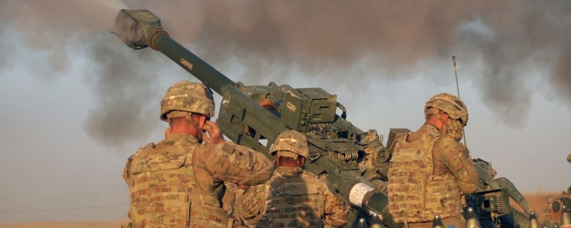 U.S. Army soldiers with Battery C, 1st Battalion, 320th Field Artillery Regiment, Task Force Strike, execute a fire mission in northern Iraq on Aug. 14 2016 - Sputnik International, 1920, 19.03.2023
