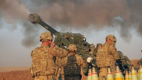 U.S. Army soldiers with Battery C, 1st Battalion, 320th Field Artillery Regiment, Task Force Strike, execute a fire mission in northern Iraq on Aug. 14 2016 - Sputnik International