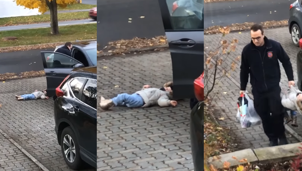 Mini Manipulator: Canadian Child Protests Walking - Sputnik International