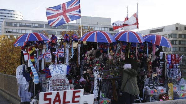 A shop on Westminster Bridge in London, Wednesday, Nov. 14, 2018. British Prime Minister Theresa May will try to persuade her divided Cabinet on Wednesday that they have a choice between backing a draft Brexit deal with the European Union or plunging the U.K. into political and economic uncertainty. - Sputnik International