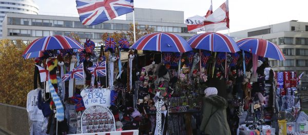 A shop on Westminster Bridge in London, Wednesday, Nov. 14, 2018. British Prime Minister Theresa May will try to persuade her divided Cabinet on Wednesday that they have a choice between backing a draft Brexit deal with the European Union or plunging the U.K. into political and economic uncertainty. A shop on Westminster Bridge in London, Wednesday, Nov. 14, 2018. British Prime Minister Theresa May will try to persuade her divided Cabinet on Wednesday that they have a choice between backing a draft Brexit deal with the European Union or plunging the U.K. into political and economic uncertainty. - Sputnik International