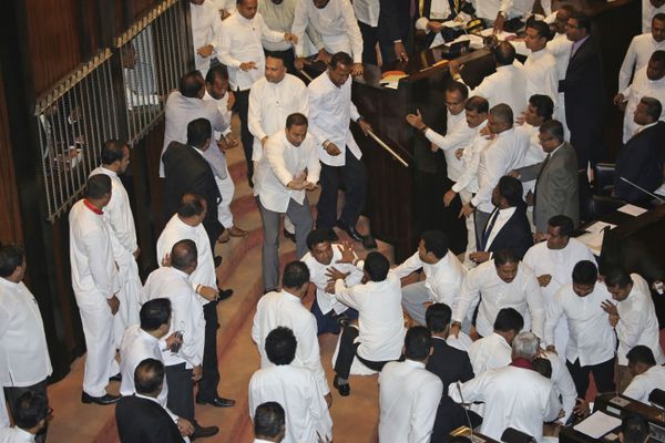 Sri Lankan lawmakers fight inside the parliament chamber in Colombo, Sri Lanka, Thursday, Nov. 15, 2018 - Sputnik International
