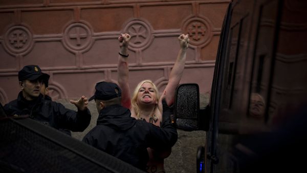 An activist from the women's movement Femen is dragged away by a police officer while they protest near a demonstration against the abortion in Madrid, Spain, Sunday, Oct. 17, 2013 - Sputnik International