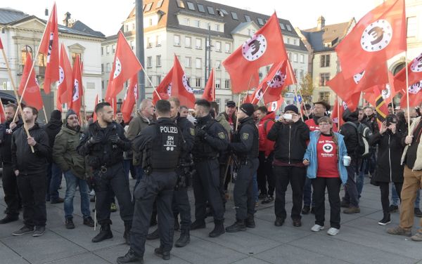 Demonstrators attend a protest against the visit of German Chancellor Angela Merkel at the East German city Chemnitz on Friday, Nov. 16, 2018. Demonstrators attend a protest against the visit of German Chancellor Angela Merkel at the East German city Chemnitz on Friday, Nov. 16, 2018. - Sputnik International