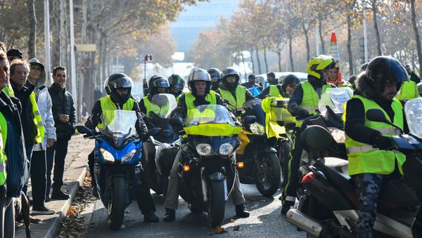 'Yellow vest' protests against high fuel prices in Paris - Sputnik International