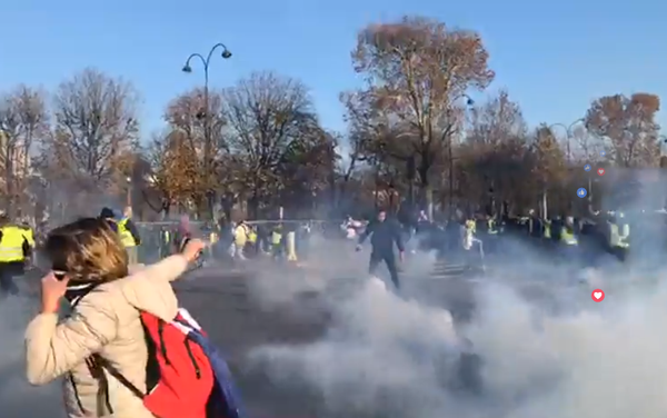 'Yellow vest' proteststers blocked Champs-Élysées avenue in Paris 'Yellow vest' proteststers blocked Champs-Élysées avenue in Paris - Sputnik International