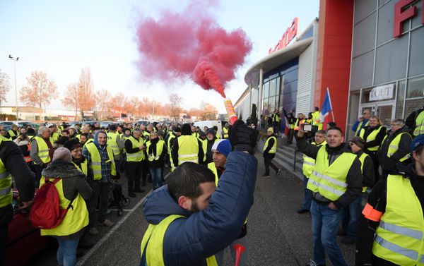 A demonstrators holds a flare during a demonstration of Yellow Vests (Gilets jaunes) against the rising of the fuel and oil prices on November 17, 2018 in Vendenheim, eastern France. A demonstrators holds a flare during a demonstration of Yellow Vests (Gilets jaunes) against the rising of the fuel and oil prices on November 17, 2018 in Vendenheim, eastern France. - Sputnik International