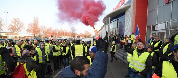 A demonstrators holds a flare during a demonstration of Yellow Vests (Gilets jaunes) against the rising of the fuel and oil prices on November 17, 2018 in Vendenheim, eastern France. - Sputnik International