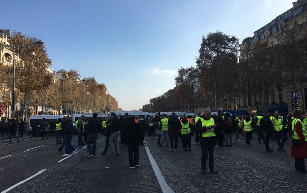 'Yellow vest' proteststers blocked Champs-Élysées avenue in Paris 'Yellow vest' proteststers blocked Champs-Élysées avenue in Paris - Sputnik International