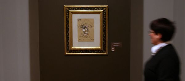 Visitor looks at Spanish artist Pablo Picasso's work Harlequin Head with Mask (1971) displayed at Bulgarian National Gallery of Foreign Art in the Bulgarian capital Sofia, Tuesday, Dec. 16, 2008 - Sputnik International