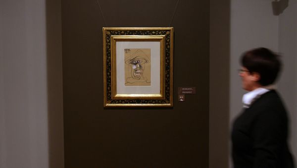 Visitor looks at Spanish artist Pablo Picasso's work Harlequin Head with Mask (1971) displayed at Bulgarian National Gallery of Foreign Art in the Bulgarian capital Sofia, Tuesday, Dec. 16, 2008 - Sputnik International