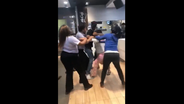 Recently surfaced cell phone footage shows the moment two brawl unfold at a McDonald's restaurant in Louisiana - Sputnik International