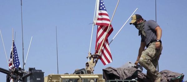 American soldier standing on an armored vehicle - Sputnik International