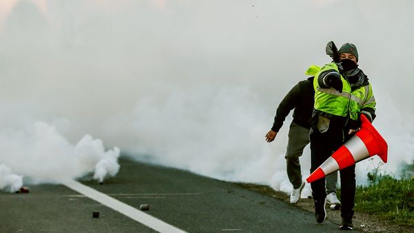 A man throws a projectile on Caen's circular road on November 18, 2018 in Caen, northwestern France, on a second day of action after a nationwide popular initiated day of protest called yellow vest (Gilets Jaunes in French) movement against high fuel prices which has mushroomed into a widespread protest against stagnant spending power under French President. A man throws a projectile on Caen's circular road on November 18, 2018 in Caen, northwestern France, on a second day of action after a nationwide popular initiated day of protest called yellow vest (Gilets Jaunes in French) movement against high fuel prices which has mushroomed into a widespread protest against stagnant spending power under French President. - Sputnik International