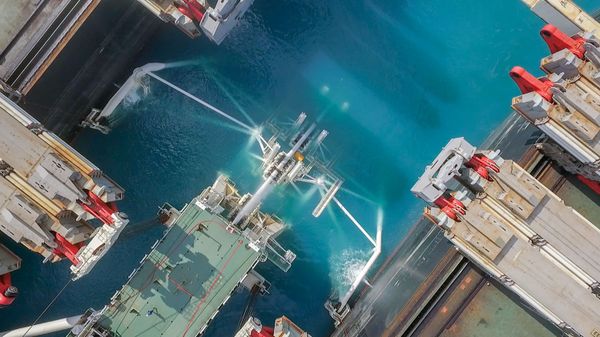 Drone footage of the backside of the Pioneering Spirit vessel - Sputnik International