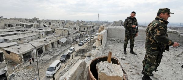 Forces loyal to Syria's President Bashar al-Assad stand atop of a building in the government held Sheikh Saeed district of Aleppo, during a media tour, Syria - Sputnik International