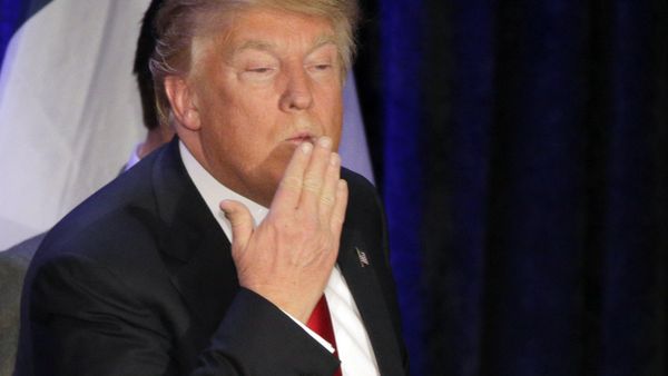 Republican presidential candidate, businessman Donald Trump blows a kiss after speaking at his caucus night rally, Monday, Feb. 1, 2016, in West Des Moines, Iowa - Sputnik International