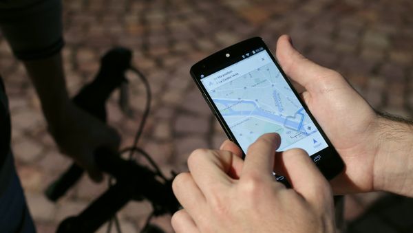 A man uses a GPS app on a smartphone during a Google promotion event - Sputnik International
