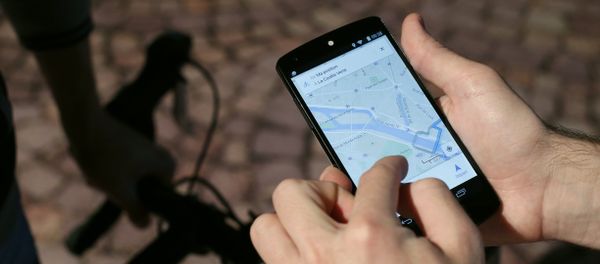 A man uses a GPS app on a smartphone during a Google promotion event A man uses a GPS app on a smartphone during a Google promotion event - Sputnik International