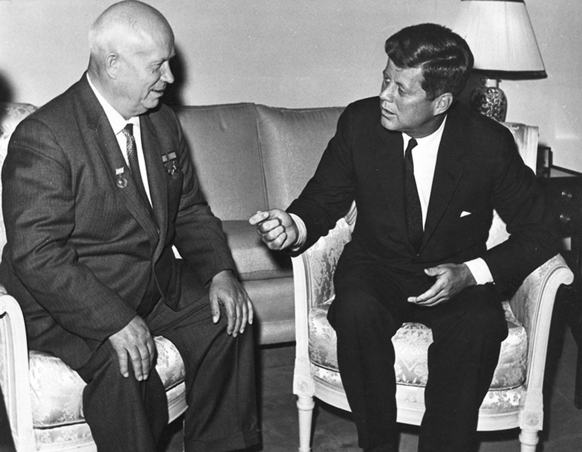 President Kennedy meets with Chairman Khrushchev at the U. S. Embassy residence, Vienna. U. S. Dept. of State photograph in the John Fitzgerald Kennedy Library, Boston. President Kennedy meets with Chairman Khrushchev at the U. S. Embassy residence, Vienna. U. S. Dept. of State photograph in the John Fitzgerald Kennedy Library, Boston. - Sputnik International, 1920, 29.10.2022