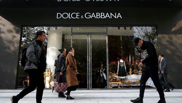 People walk past a Dolce & Gabbana store at a shopping complex in Shanghai, China November 22, 2018 People walk past a Dolce & Gabbana store at a shopping complex in Shanghai, China November 22, 2018 - Sputnik International