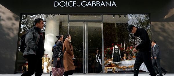 People walk past a Dolce & Gabbana store at a shopping complex in Shanghai, China November 22, 2018 People walk past a Dolce & Gabbana store at a shopping complex in Shanghai, China November 22, 2018 - Sputnik International