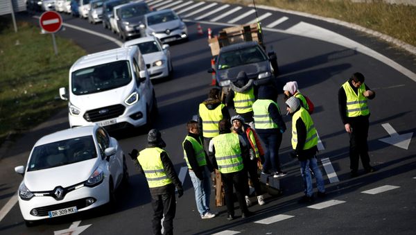 Protesters wearing yellow vests, a symbol of a French drivers' protest against higher fuel prices, attend a demonstration at the entrance of a shopping center in Nantes, France, November 19, 2018 Protesters wearing yellow vests, a symbol of a French drivers' protest against higher fuel prices, attend a demonstration at the entrance of a shopping center in Nantes, France, November 19, 2018 - Sputnik International
