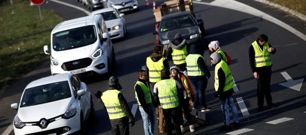 Protesters wearing yellow vests, a symbol of a French drivers' protest against higher fuel prices, attend a demonstration at the entrance of a shopping center in Nantes, France, November 19, 2018 Protesters wearing yellow vests, a symbol of a French drivers' protest against higher fuel prices, attend a demonstration at the entrance of a shopping center in Nantes, France, November 19, 2018 - Sputnik International