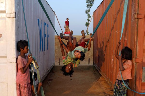 Rohingya refugee children play with a swing at Balukhali camp in Cox’s Bazar, Bangladesh Rohingya refugee children play with a swing at Balukhali camp in Cox’s Bazar, Bangladesh - Sputnik International