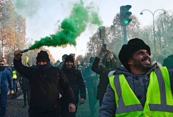 Yellow vests protesters demonstrate in Paris Yellow vests protesters demonstrate in Paris - Sputnik International
