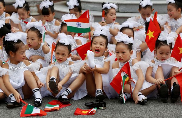 Vietnamese children hold Indian and Vietnamese flags after a welcoming ceremony for India's President Ram Nath Kovind Vietnamese children hold Indian and Vietnamese flags after a welcoming ceremony for India's President Ram Nath Kovind - Sputnik International