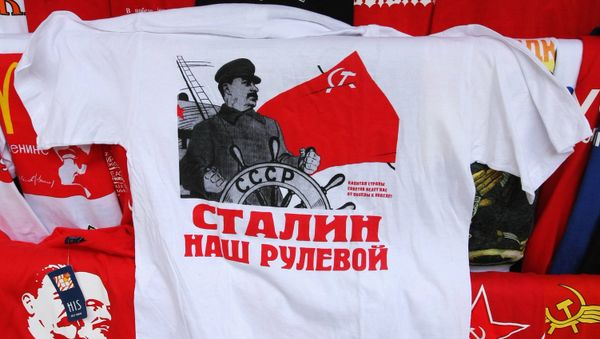 Twenty seven Members of the European Parliament (MEP) have urged the online retail giant Amazon to stop selling clothing and other goods featuring Soviet symbols - Sputnik International